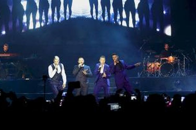 Grup musik Boyzone yang terdiri dari Keith Duffy, Michael Graham, Ronan Keating, dan Shane Lynch mengobati kerinduan pengemarnya dalam konser A Night of Reunion, Boyzone: Back Again No Matter What, di Istora Senayan, Jakarta, Jumat (22/5/2015). Boyband asal Inggris yang terkenal pada era 90an tersebut, hadir kembali setelah 18 tahun yang lalu yaitu pada 1997 pernah menggelar konser di Jakarta. Kali ini mereka membawakan kembali lagu-lagu hits mereka, antara lain Love Me For A Reason, Pictures of You, dan Baby Can I Hold You.