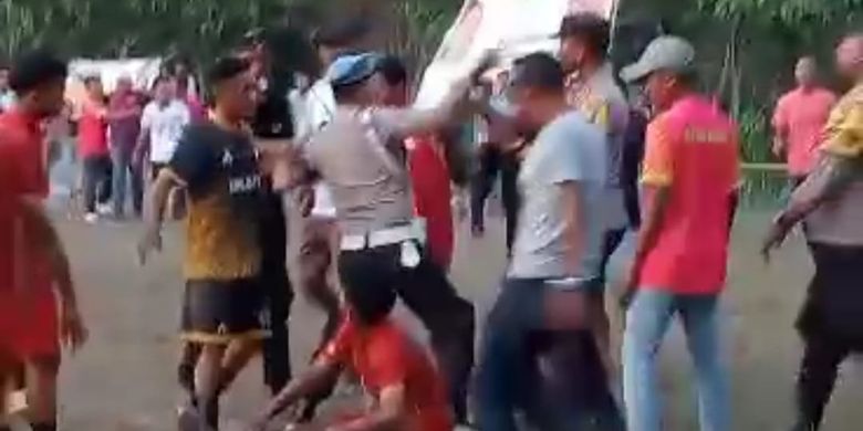 Berita Harian Pertandingan Tarkam Ricuh Terbaru Hari Ini - Kompas.com