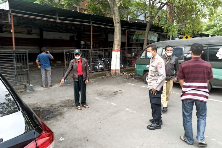 Polisi memeriksa lokasi kejadian pencurian uang tunai Rp 427 juta dari mobil milik Suprapto di depan Pasar Wlingi, Kabupaten Blitar, Jawa Timur, Senin (25/10/2021)