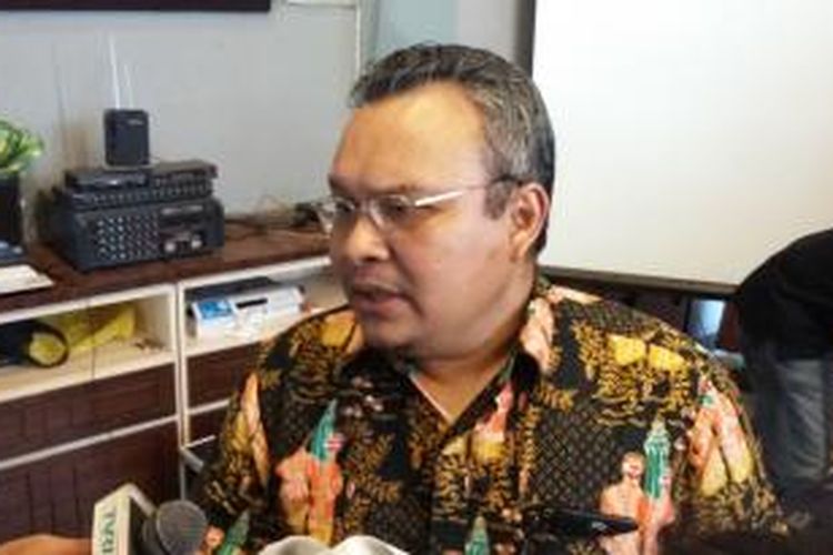 Direktur Eksekutif Komite Pemantau Pelaksanaan Otonomi Daerah (KPPOD) Robert Endi Jaweng, seusai menjadi narasumber dalam diskusi di Menteng, Jakarta Pusat, Sabtu (29/8/2015).