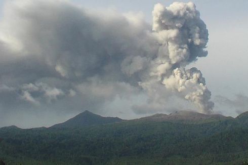 Gunung Dukono Semburkan Asap Tebal Setinggi 800 Meter