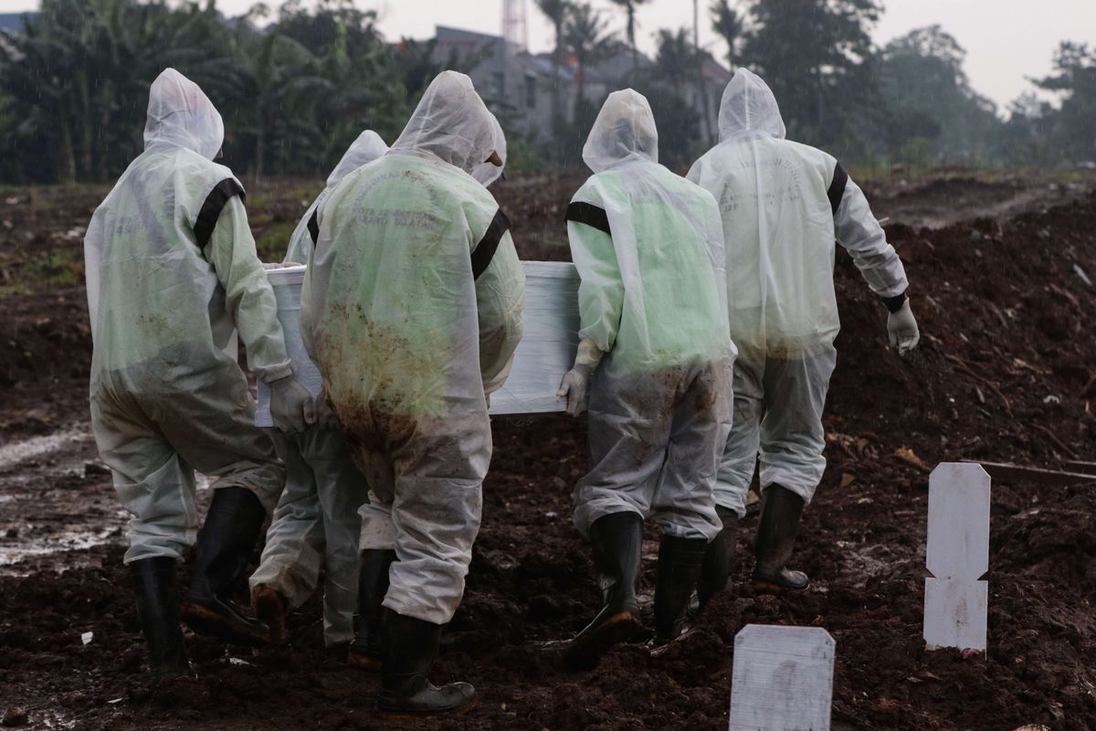 Pemakaman pasien Covid-19 di TPU Sengseng Sawah 2, Jagakarsa, Jakarta Selatan, Senin (1/2/2021). Pemprov DKI Jakarta membuka lahan pemakaman baru untuk jenazah Covid-19 di Tempat Pemakaman Umum (TPU) Srengseng Sawah 2, Jakarta Selatan mulai Minggu (31/1/2021).