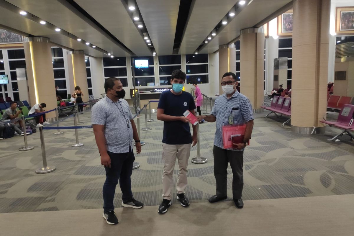 Erhan Seckal (39) warga negara (WN) Turki yang sempat terdampar di perairan Desa Kubutambahan, Kecamatan Kubutambahan, Kabupaten Buleleng, Provinsi Bali, dipulangkan ke negara asalnya.