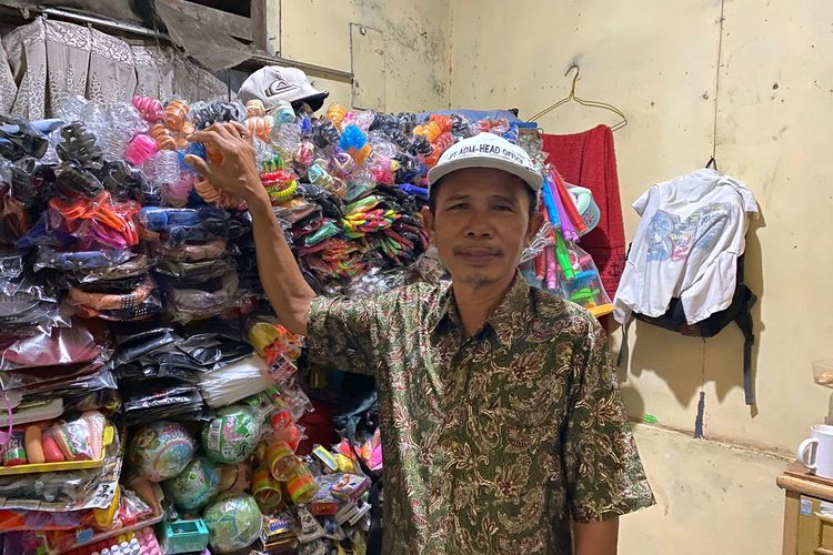 Seorang pedagang bernama Rustaman (58) saat ditemui Kompas.com di rumah kontrakannya, Pasar Minggu, Jakarta Selatan, Senin (25/3/2024).