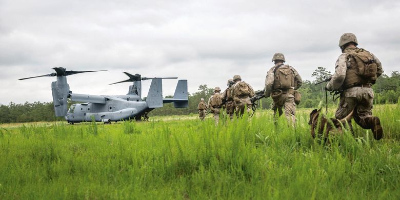 Helikopter Bell MV-22 Osprey bisa mendarat di tempat diaman pesawat angkut pasukan tidak memungkinkan.