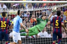 Reina: Claudio Bravo Belum Layak di Camp Nou