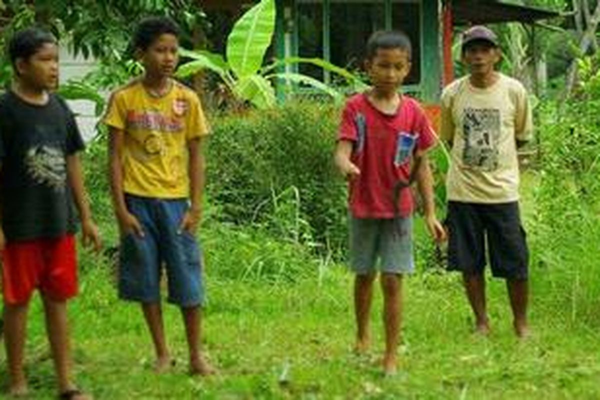 Anak-anak Desa Plana, Banyumas, tengah melakukan permainan "gaul".