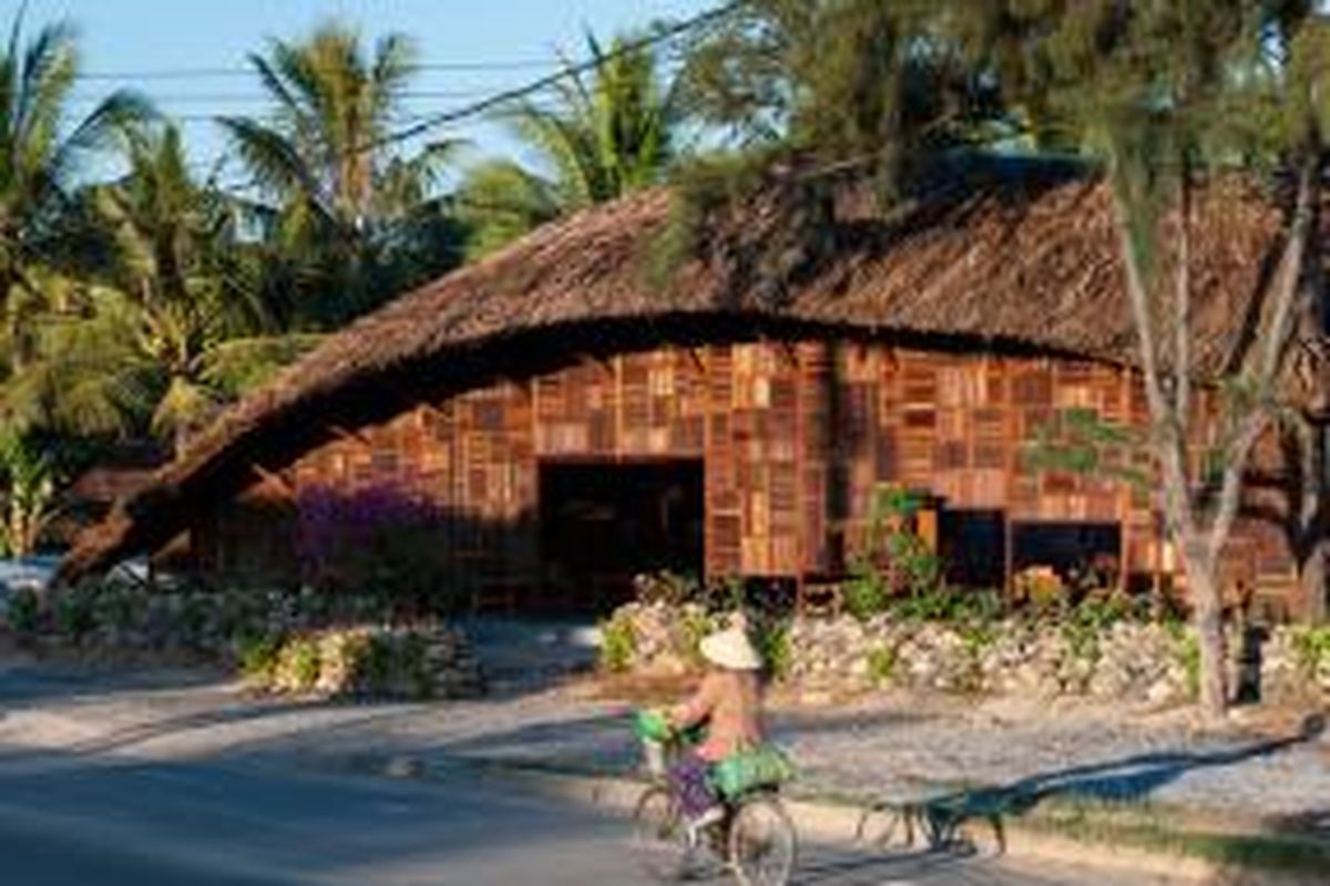 Sesuai namanya, Salvaged Ring, kedai kopi ini dibangun dari kayu-kayu bekas. Tampilannya yang bersaja pun dengan mudah membaur dengan lingkungan pedesaan di Nha Trang, Vietnam.