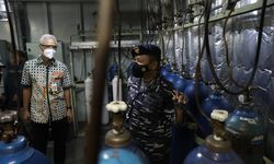 KRI Dr Soeharso-990 Bantu Pasokan Oksigen Jateng, Ganjar: Kami Prioritaskan untuk RS di Semarang Raya