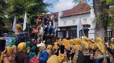 Massa Pujakesuma Demo di PN Medan, Tuntut Toni Aji Anggoro Dibebaskan dari Tuntutan Kasus Korupsi