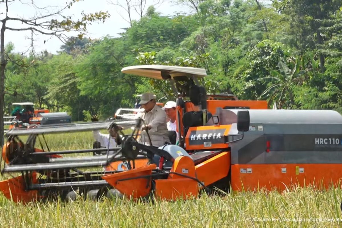 Gaya Prabowo Naik Mesin Harvester Saat Panen Raya di Majalengka