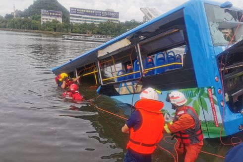 Antarkan Pelajar Ujian Masuk Perguruan Tinggi, Bus Jatuh 10 Meter ke Danau