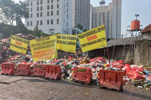 Sampah Menggunung di TPS Kemiri Muka, Pedagang: 15 Gerobak dari Luar Pasar Buang Sampah ke Sini