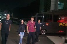 Malam-malam, Karen Pooroe Sambangi Polres Jakarta Selatan, Laporkan Kematian Anak?