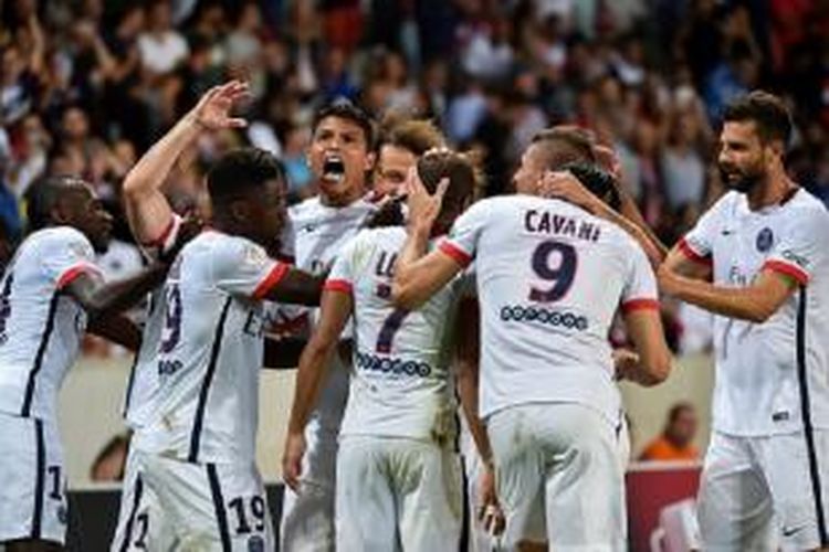 Para pemain Paris Saint-Germain merayakan gol yang dicetak ke gawang OSC Lille pada laga Ligue 1 di Stade Pierre-Mauroy, Villeneuve d'Ascq, Jumat (7/8/2015).