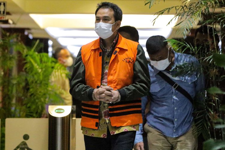 Wakil Ketua DPR Azis Syamsuddin ditahan usai diperiksa di Gedung Merah Putih KPK, Kuningan, Jakarta, Sabtu (25/9/2021). Ia menjadi tersangka dugaan kasus suap dana alokasi khusus (DAK) di Lampung Tengah.