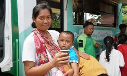 Darling Dompet Dhuafa Bagikan Paket Nasi untuk Korban Gempa Cianjur