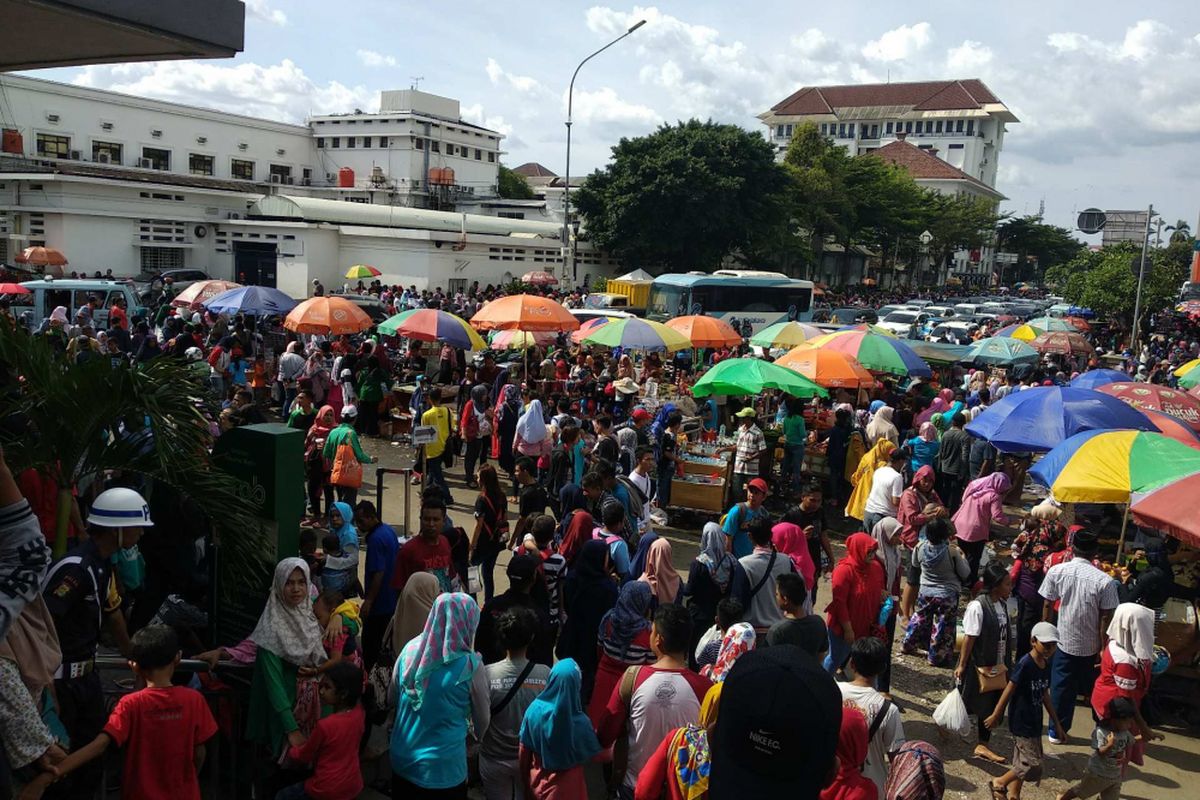 Pedagang kaki lima (PKL) memenuhi sudut kawasan Kota Tua di Jalan Lada, Senin (1/1/2018).