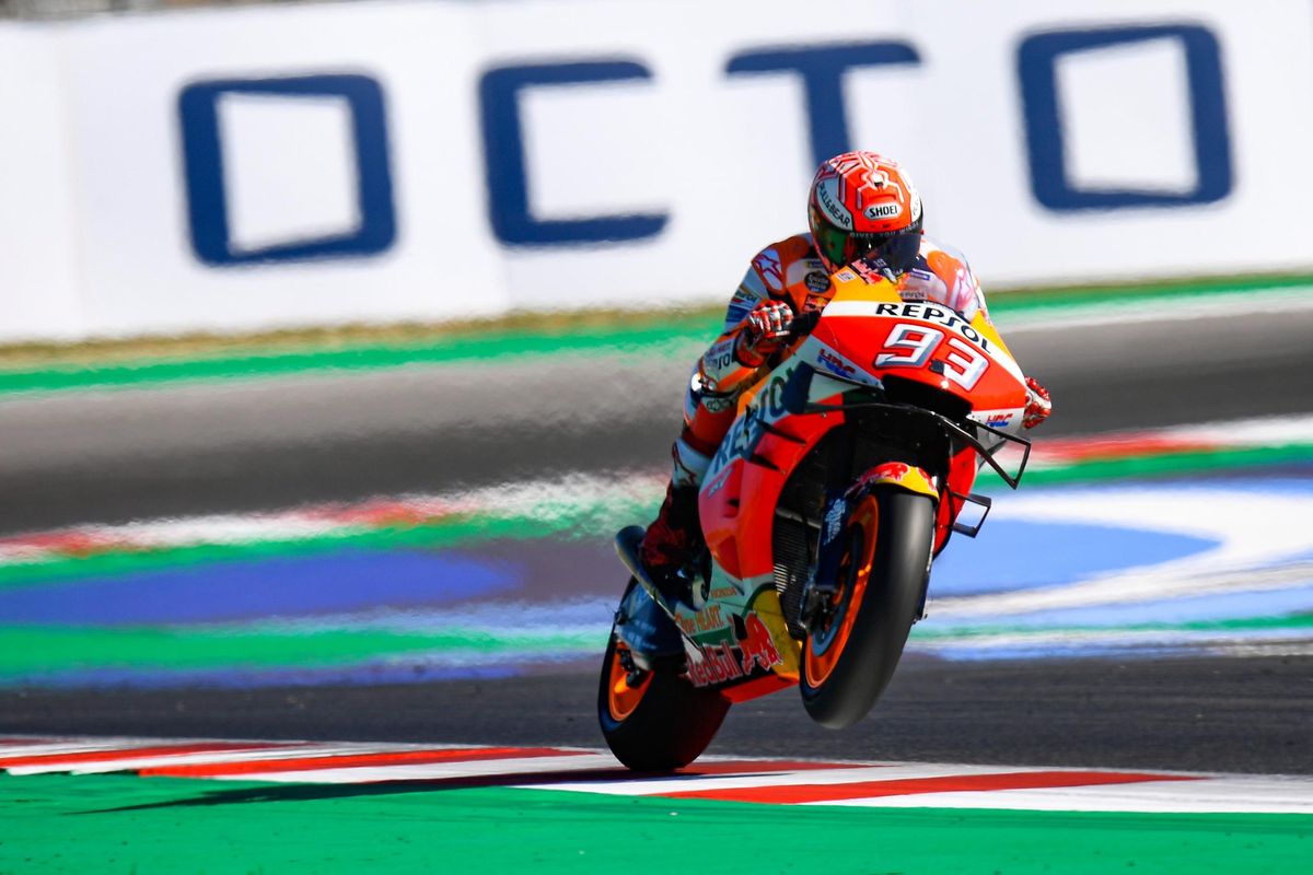 Marc Marquez berlagai di GP San Marino 2019.