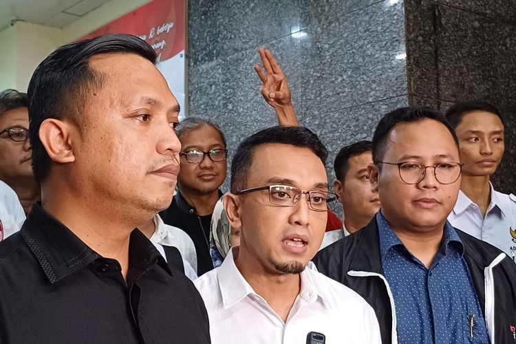 Politikus Aiman Witjaksono bersama kuasa hukum hadir pemeriksaan di Mapolda Metro Jaya, Selasa (5/12/2023).