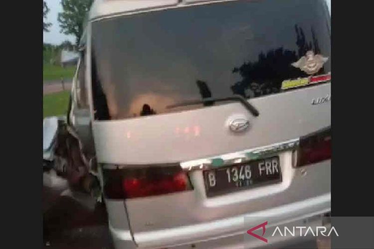 Tangkapan layar- Kendaraan minibus yang terlibat kecelakaan di KM 139 Tol Cipali Indramayu, Jawa Barat, Selasa (15/11/2022). 