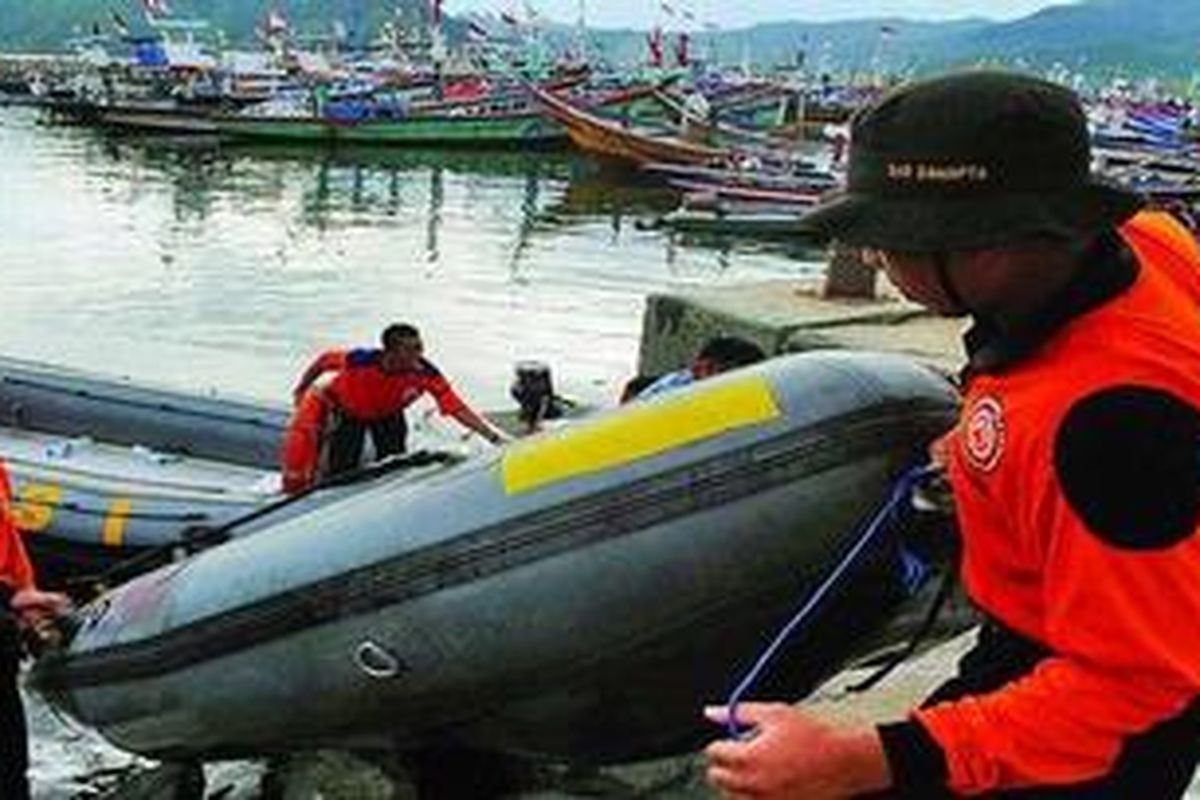 Tim SAR Polda Jawa Timur menyiapkan peralatan untuk mencari korban tenggelamnya kapal imigran Timur Tengah di Pantai Prigi, Kabupaten Trenggalek, Jawa Timur, Senin (19/12/2011).