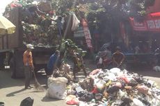 Tumpukan Sampah Hambat Arus Mudik di Pasar Cikupa