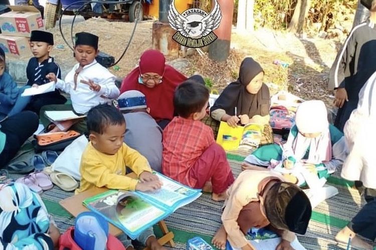 Geng Gemes ketika kegiatan mengajar anak, di Surabaya, Minggu (26/1/2025).