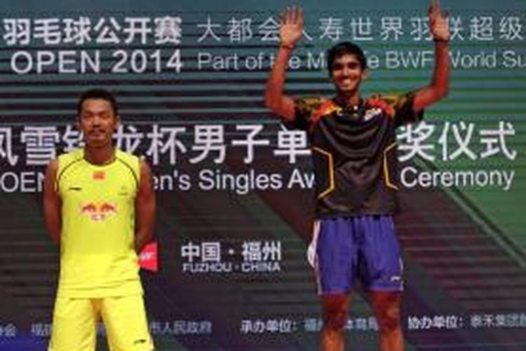 Pebulu tangkis India, Srikanth Kidambil (kanan), berdiri di podium tertinggi setelah memenangi laga final Tiongkok Terbuka (China Open)  di Fuzhou melawan pebulu tangkis Tiongkok, Lin Dan (kiri), Minggu (16/11/2014).