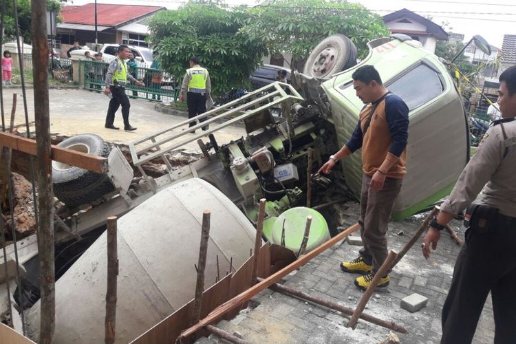 Truk molen terperosok saat bekerja di kantor camat sail pekanbaru