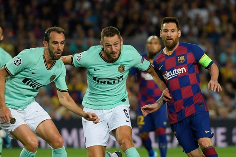 Lionel Messi berupaya melewat beberapa pemain Inter Milan saat pertandingan matchday kedua grup F Liga Champions di Stadion Camp Nou, Rabu (2/10/2019) atau Kamis dini hari WIB.