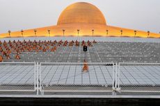 Biksu dan Polisi Bentrok di Luar Kuil Wat Dhammakaya Bangkok