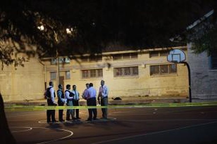 Polisi Chicago mengamankan sebuah lapangan basket yang menjadi lokasi penembakan, Kamis (19/9/2013) malam waktu setempat. Akibat insiden itu, 12 orang terluka termasuk seorang balita.