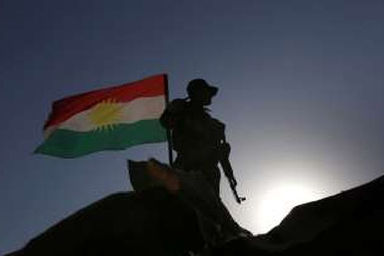 Seorang prajurit Peshmerga berjaga di sebuah desa di dekat kota Bashiqa, sebelah timur Mosul.