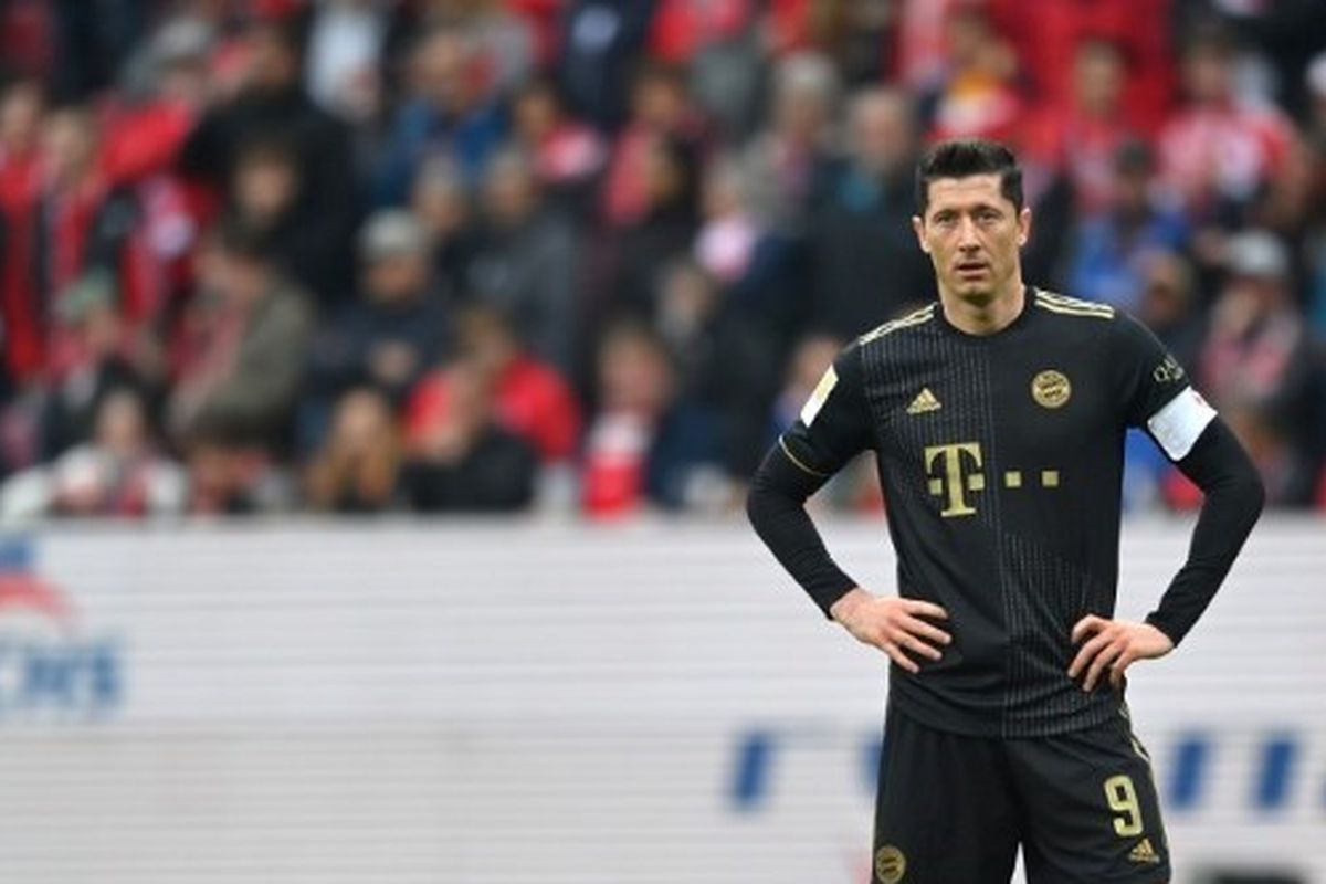 Robert Lewandowski kecewa melihat timnya kebobolan dalam laga Mainz 05 vs Bayern Muenchen, Sabtu (30/4/2022) malam WIB di Stadion Mewa Arena.