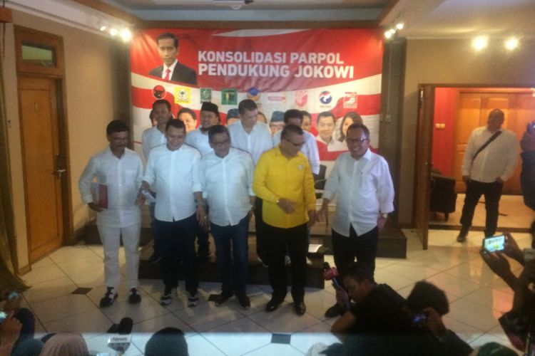 Konferensi pers sembilan Sekjen Partai Pengusung Pasangan Jokowi-Ma?ruf Amin Usai rapat koordinasi sembilan sekretaris jenderal partai koalisi pasangan Joko Widodo dan Ma?ruf Amin di Posko Cemara 19, Menteng, Jakarta Pusat, Minggu (12/8/2018).