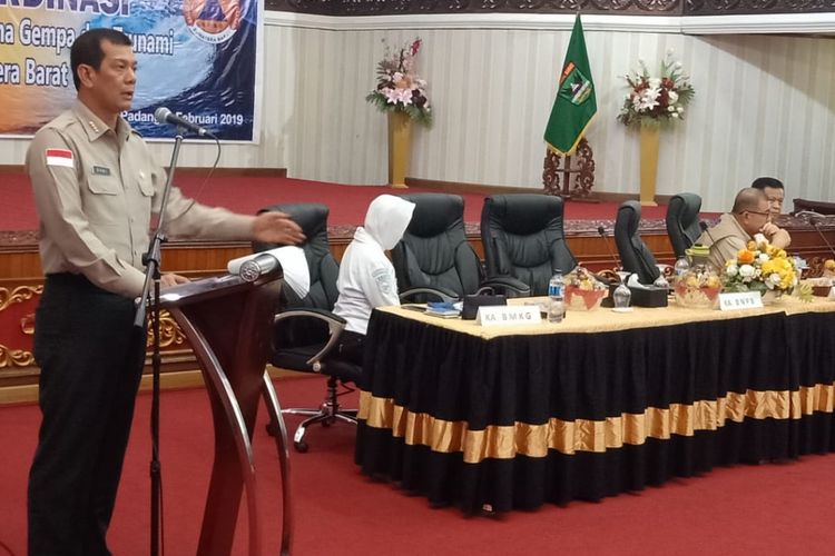 Kepala BNPB Doni Monardo saat memberi penjelasan terhadap kondisi gempa di Sumbar, Rabu (6/2/2019) di Padang