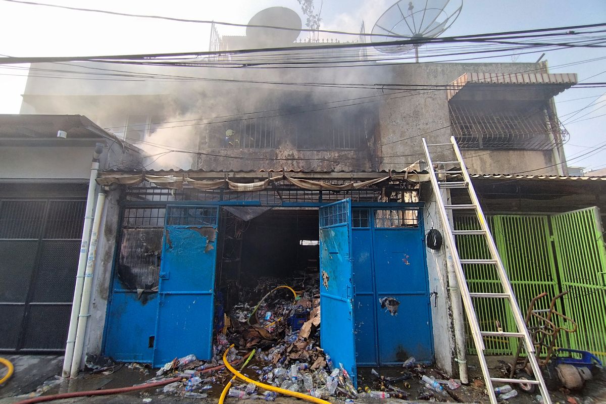 Asap mengepul cukup kebal dari lantai dua toko agen sembako yang terbakar di Jalan Angkasa Dalam 2 No 54 A, RT 011/RW 03, Kemayoran, Senin (2/10/23). (KOMPAS.com/XENA OLIVIA)