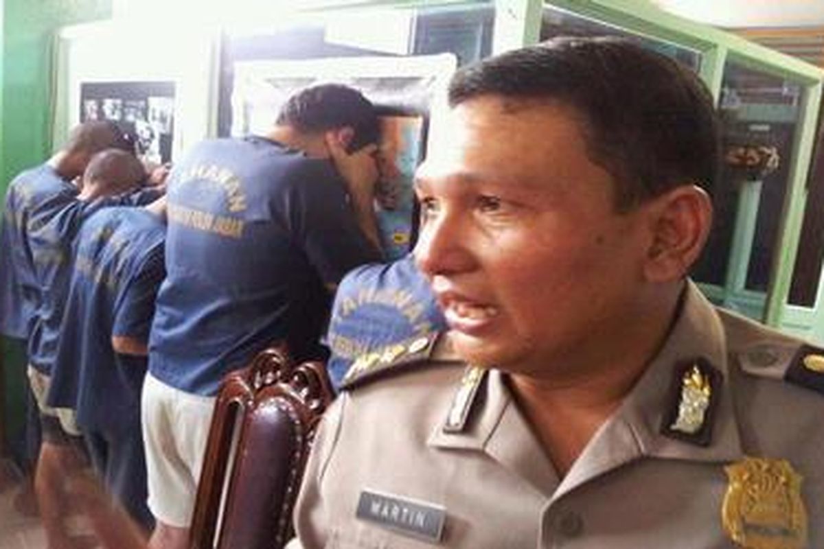 Kepala Bidang Humas Polda Jawa Barat, Ajun Komisaris Besar Martinus Sitompul, memberikan keterangan terkait penyelundupan manusia.   