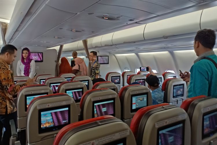 Suasana di dalam pesawat Airbus A330-300 yang jadi pesawat rute umrah Batik Air