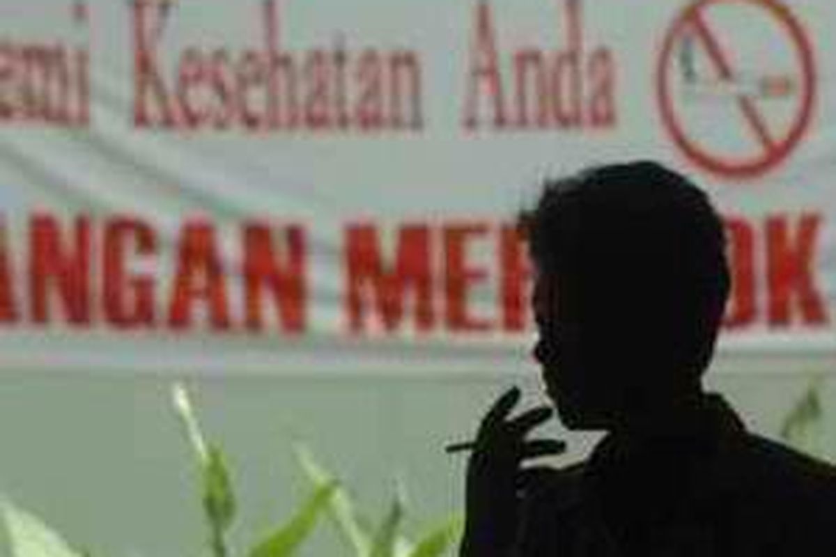 Larangan merokok tampaknya tak lagi dipedulikan lagi oleh warga Jakarta. Di Rumah Sakit Persahabatan ini misalnya, telah dipasang spanduk larangan merokok, tetapi hari Minggu (2/4) kemarin seorang pengunjung justru dengan tenang merokok. 