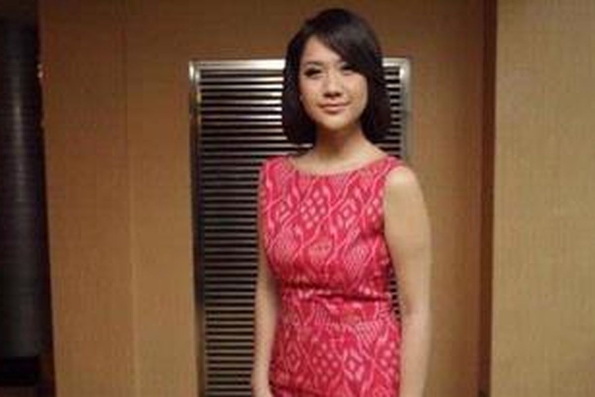 Bunga Citra Lestari dalam sesi pemotretan di kantor MD Entertainment, Tanah Abang III, Jakarta Pusat, Selasa (30/10/2012). Bunga Citra Lestari akan beradu akting dengan Reza Rahardian dalam film produksi MD Entertainment berjudul &39;Habibie dan Ainun&39;. Film garapan sutradara Faozan Rizal ini mengisahkan tentang perjalanan hidup dan kisah cinta BJ Habibie dan istrinya Ainun Habibie. KOMPAS IMAGES/RODERICK ADRIAN MOZES