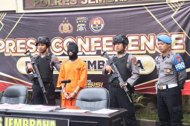 Pelaku EJS, saat dihadirkan dalam rilis pengungkapan kasus penipuan online di Polres Jembrana, Bali pada Minggu (5/1/2023). /Humas Polda Bali