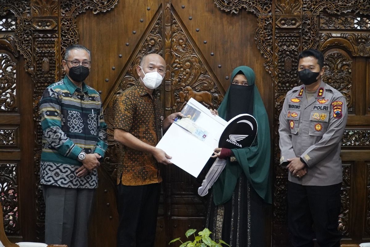 Bupati Jepara, Jawa Tengah Dian Kristiandi didampingi Kapolres Jepara AKBP Warsono memberikan bantuan sepeda motor matik kepada salah seorang warganya, IS (34) istri terduga teroris di ruang kerjanya, Selasa (15/2/2022).