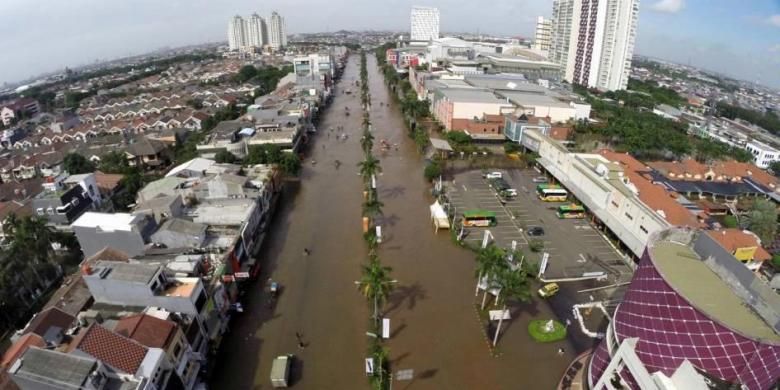 Banjir menggenangi Jalan Boulevard Raya, Kelapa Gading, Jakarta Utara, Selasa (10/2/2015). Jakarta menghadapi masalah penurunan muka tanah. Kondisi itu diperparah oleh semakin minimnya daerah resapan air yang diganti dengan hunian dan gedung-gedung pencakar langit.