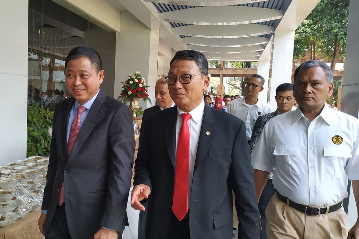 Mantan Menteri Energi dan Sumber Daya Mineral (ESDM) Ignasius Jonan (kiri) dan Arifin Tasrif (kanan) berjalan ketika hendak mengikuti proses serah terima jabatan (Sertijab) di Ruang Sarulla, Gedung Chairul Saleh, Kementerian ESDM, Jakarta, Rabu (23/10/2019).