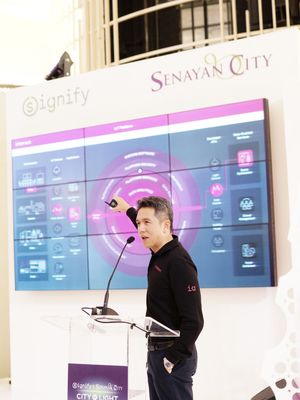 Pengenalan platform pencahayaan IoT Interact milik Signify oleh Country Marketing Manager Signify di Indonesia, Lim Sau Hong.