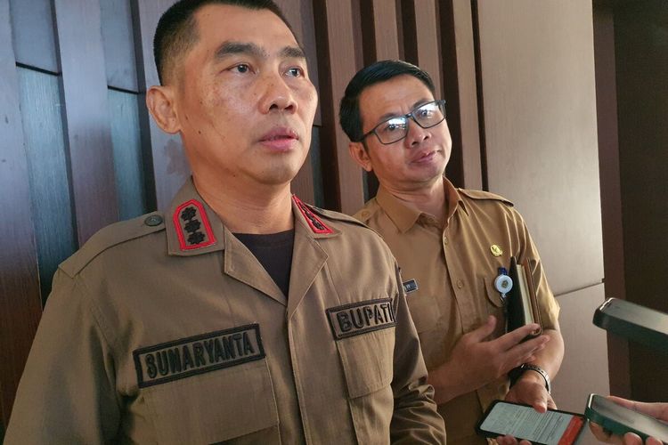 Bupati Gunungkidul Sunaryanta dan Kepala BKPPD Gunungkidul Iskandar, saat memberikan keterangan terkait pemecatan ASN di Kantor Pemkab Gunungkidul. Selasa (30/4/2024)