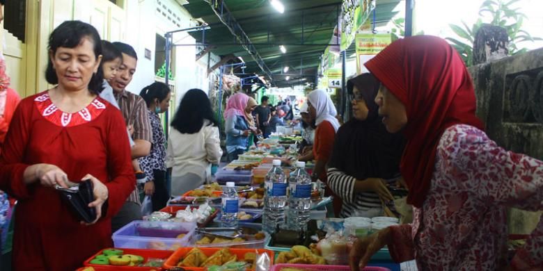 Pasar Sore Ramadhan Kauman adalah salah satu pasar di sebuah gang sempit Kauman yang menjadi favorit warga Yogyakarta saat mencari hidangan untuk takjil dan buka puasa.