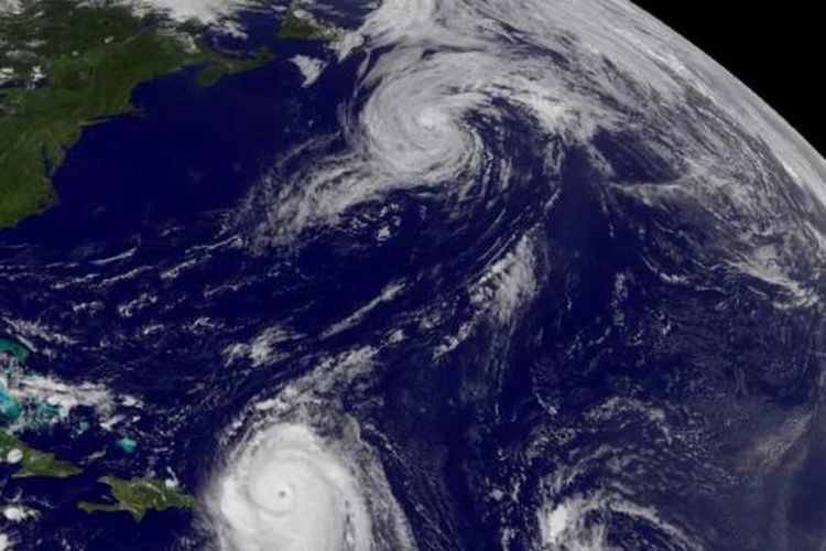 Foto yang direkam Geostationary Operational Environmental Satellite GOES-13 di bagian atas memperlihatkan Badai Danielle menuju Atlantik utara. Sedangkan di bawah terlihat Badai Eral memukul Kepulauan Leeward pada 30 Agustus.